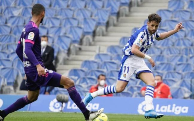 Januzaj centra un balón a Isak, en la acción del penalti cometido sobre el sueco por el Valladolid.