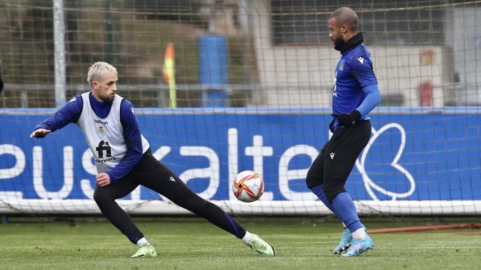 Januzaj y Rafael, durante el entrenamiento en Zubieta.