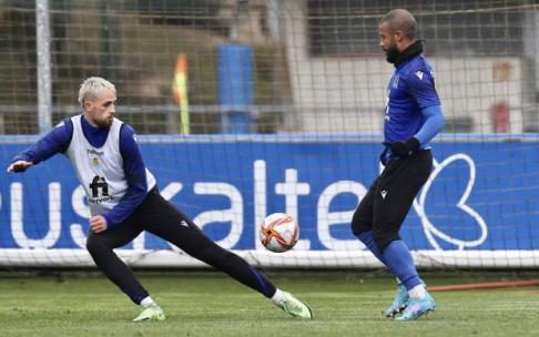 Januzaj y Rafael, durante el entrenamiento en Zubieta. Januzaj y Rafael, durante el entrenamiento en Zubieta.