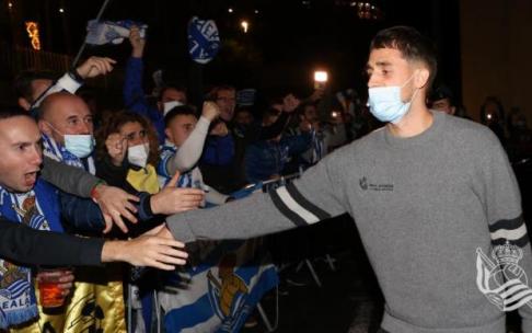 Januzaj saluda a varios de los aficionados realistas desplazados hasta Mónaco. Januzaj saluda a varios de los aficionados realistas desplazados hasta Mónaco.