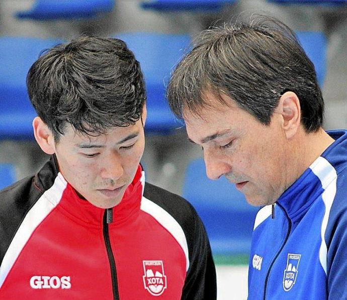 Mizutani Soma, con Imanol Arregui. Foto: Osasuna Magna