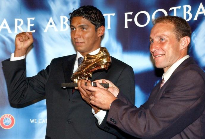 Jardel recibe de manos de Papin la Bota de Oro en 2002.