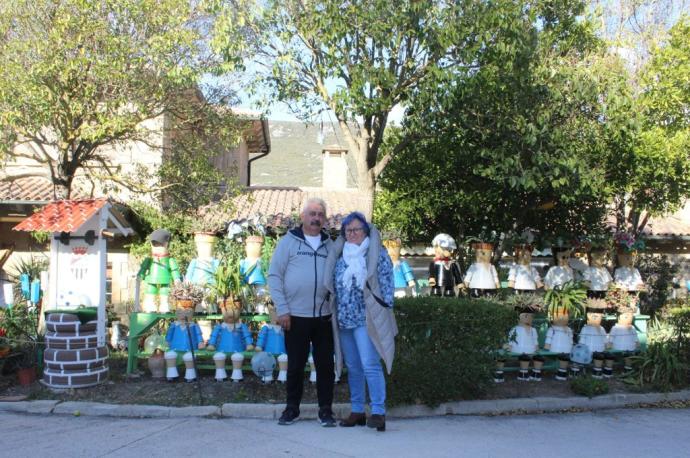 Norberto Plano y Beatriz Olleta delante de su casa con las figuras hechas con macetas que representan al CD Aurrera de Liédena.