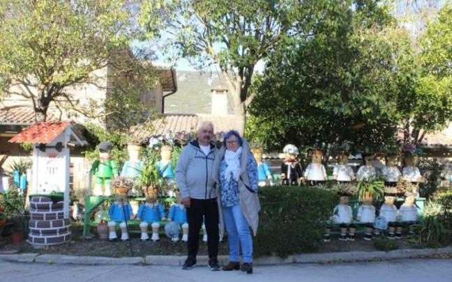Norberto Plano y Beatriz Olleta delante de su casa con las figuras hechas con macetas que representan al CD Aurrera de Liédena. Norberto Plano y Beatriz Olleta delante de su casa con las figuras hechas con macetas que representan al CD Aurrera de Liédena.