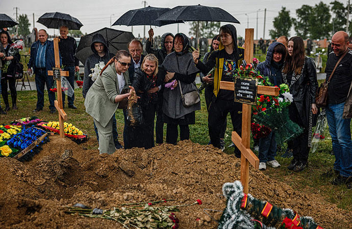 Funeral por un soldado ucraniano en Jarkóv.
