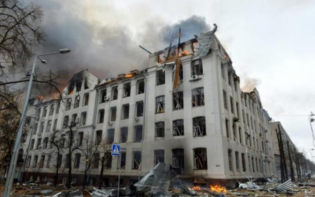 El edificio del Departamento de Economía de la Universidad Karazin de la ciudad ucraniana de Járkov, en llamas tras un bombardeo de Rusia.