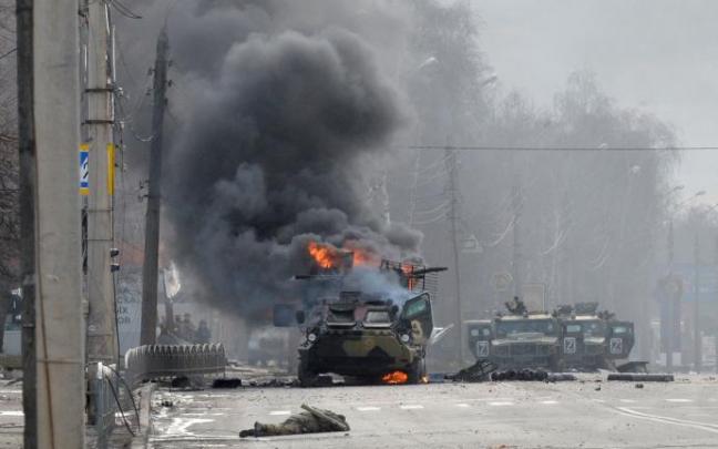 Un vehículo blindado arde en la ciudad de Járkov.