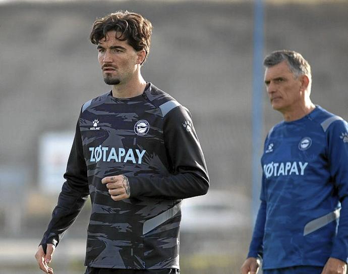 Jason Remeseiro, durante su primer entrenamiento con el Deportivo Alavés y en mitad de un partido entre el Getafe y Osasuna. Foto: Alavés y Efe