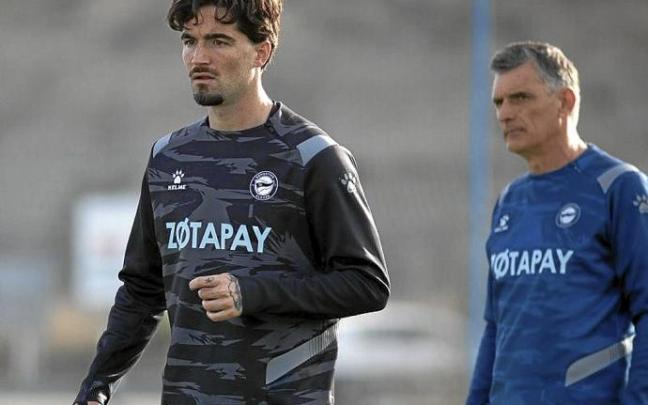 Jason Remeseiro, durante su primer entrenamiento con el Deportivo Alavés y en mitad de un partido entre el Getafe y Osasuna. Foto: Alavés y Efe