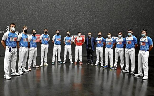 Los doce pelotaris que participarán en el Cuatro y Medio, posan en el Frontón Bizkaia de Miribilla.