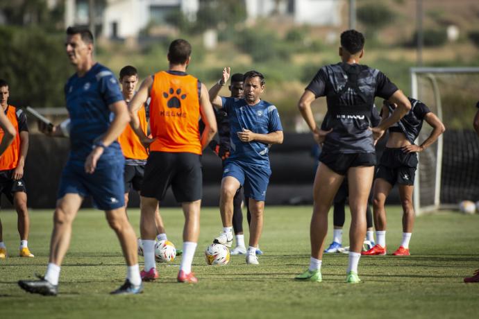 Calleja dirige a sus pupilos en pretemporada. Foto: Alavés