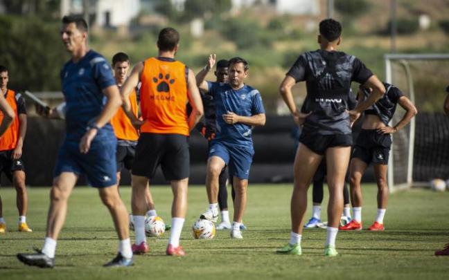 Calleja dirige a sus pupilos en pretemporada. Foto: Alavés Calleja dirige a sus pupilos en pretemporada. Foto: Alavés