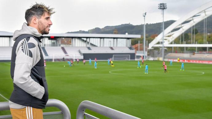 Javi Martínez presencia el amistoso entre el Athletic y el Eibar, el 15 de noviembre de 2019, en su última visita a Lezama.