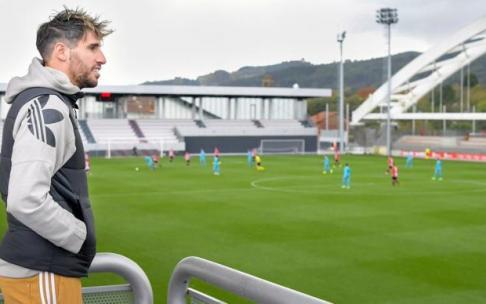 Javi Martínez presencia el amistoso entre el Athletic y el Eibar, el 15 de noviembre de 2019, en su última visita a Lezama.