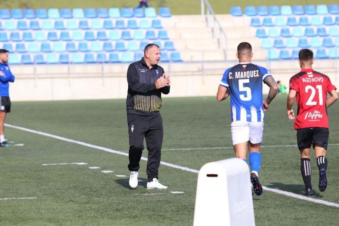 Javi Moreno, durante un partido con el Badalona.