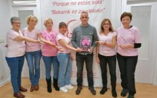 En la sede de la asociación Acambi y bajo el eslogan 'Porque no estás sola', que preside la iniciativa. En la sede de la asociación Acambi y bajo el eslogan 'Porque no estás sola', que preside la iniciativa.