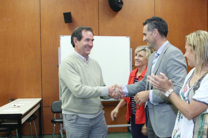 Aguirre recibiendo el homenaje durante la entrega de premios deportivos de la UPNA.