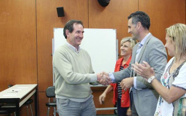 Aguirre recibiendo el homenaje durante la entrega de premios deportivos de la UPNA.