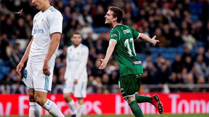 Javier Eraso celebra un gol anotado al Real Madrid en el Bernabéu.