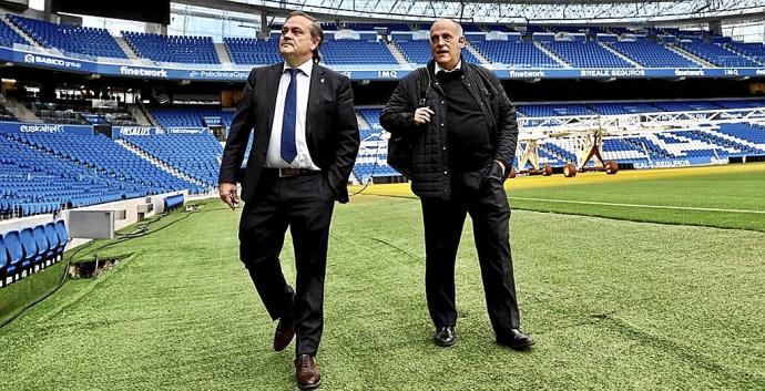 Aperribay y Tebas observan el estadio de Anoeta desde el terreno de juego. Fotos: Real Sociedad