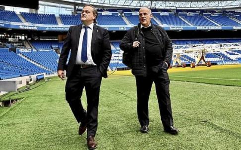 Aperribay y Tebas observan el estadio de Anoeta desde el terreno de juego. Fotos: Real Sociedad Aperribay y Tebas observan el estadio de Anoeta desde el terreno de juego. Fotos: Real Sociedad
