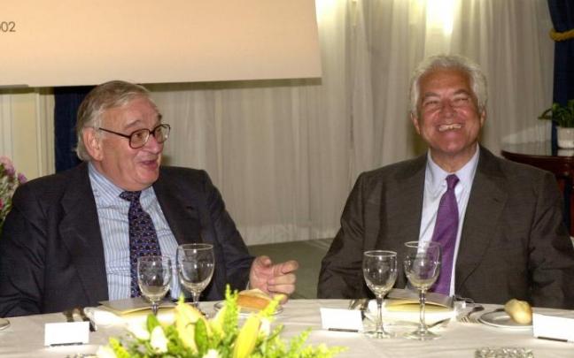 El presidente de la Comisión Nacional del Mercado de Valores (CNMV), Blas Calzada (i), conversa con el copresidente del Banco Popular, Javier Valls (d), en Madrid. El presidente de la Comisión Nacional del Mercado de Valores (CNMV), Blas Calzada (i), conversa con el copresidente del Banco Popular, Javier Valls (d), en Madrid.
