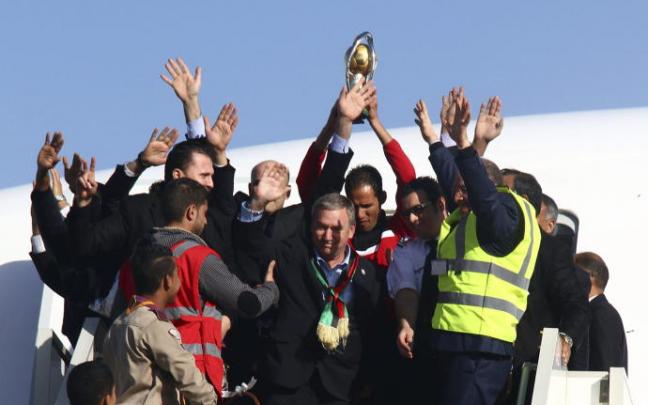 Javier Clemente, en su llegada a Trípoli tras conquistar en 2014 el Campeonato Africano de Naciones. Javier Clemente, en su llegada a Trípoli tras conquistar en 2014 el Campeonato Africano de Naciones.
