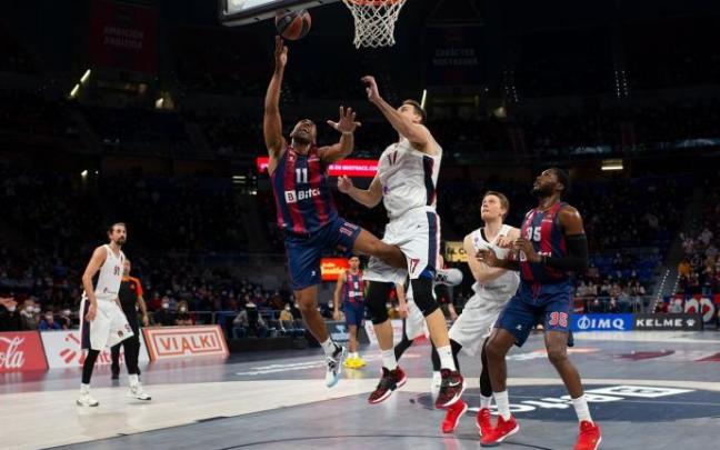 Jayson Granger trata de superar la oposición del exbaskonista Voigtmann.