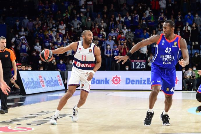 Granger tuvo que retirarse al banquillo antes de tiempo en el duelo contra el Efes.