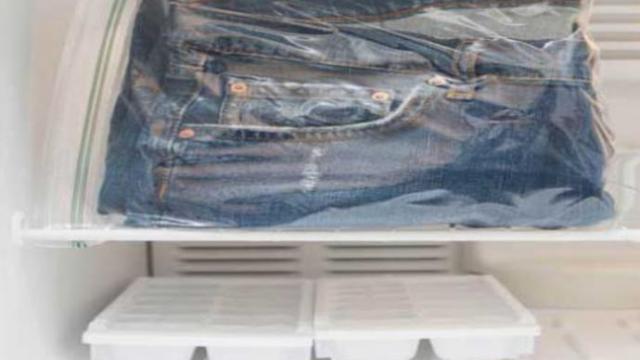 Unos pantalones vaqueros, en el congelador. Unos pantalones vaqueros, en el congelador.