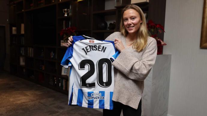 Synne Jensen posa así de sonriente con la camiseta de la Real