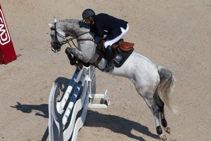 Jesús Garmendia, a punto de superar el último obstáculo con su caballo 'Callias' en el concurso que le dio la victoria en el Gran Premio de 1,45 metros.