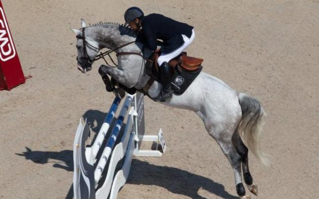 Jesús Garmendia, a punto de superar el último obstáculo con su caballo 'Callias' en el concurso que le dio la victoria en el Gran Premio de 1,45 metros.