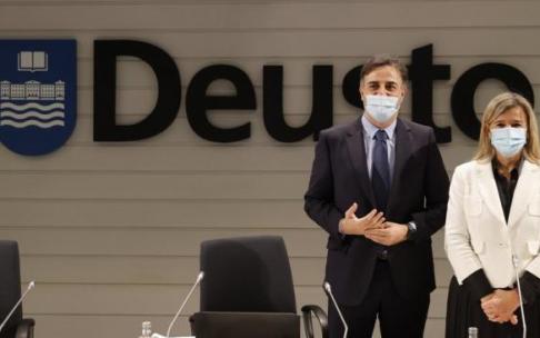 El secretario de Estado de Migraciones, Jesús Javier Perea, (i) junto a la diputada de acción social Teresa Laespada