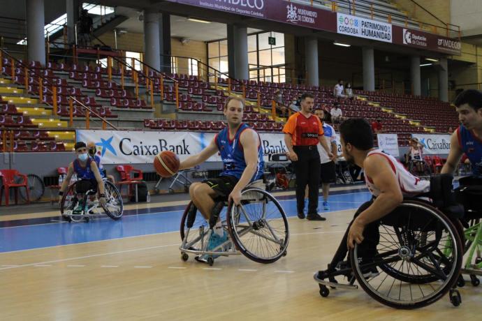 Jesús Los Arcos, con el balón en un partido de liga.