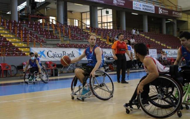 Jesús Los Arcos, con el balón en un partido de liga.