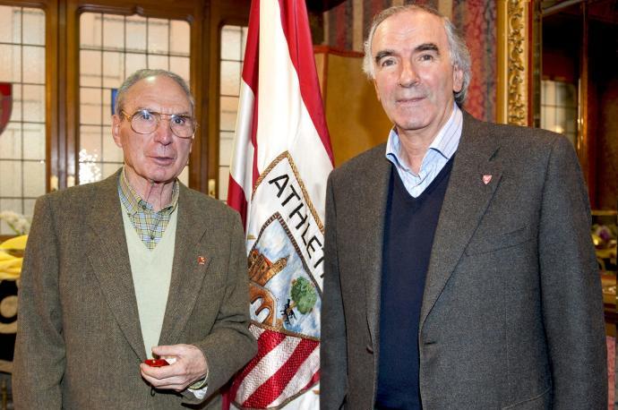 El exjugador del Athletic, Jesús Renteria, que ha fallecido a los 87 años, posa con Jose Ángel Iribar.