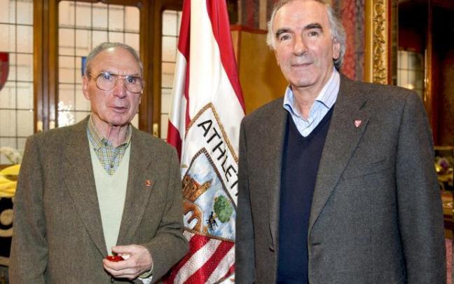 El exjugador del Athletic, Jesús Renteria, que ha fallecido a los 87 años, posa con Jose Ángel Iribar.