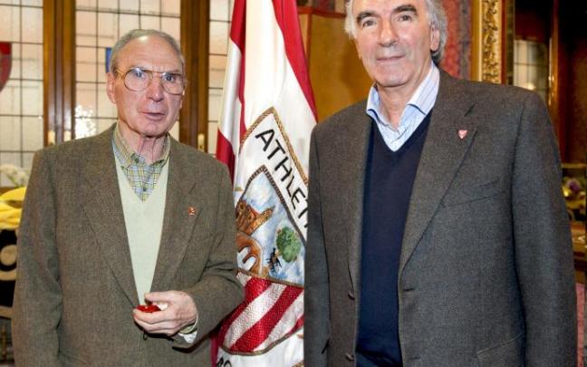 El exjugador del Athletic, Jesús Renteria, que ha fallecido a los 87 años, posa con Jose Ángel Iribar en una imagen de archivo El exjugador del Athletic, Jesús Renteria, que ha fallecido a los 87 años, posa con Jose Ángel Iribar en una imagen de archivo