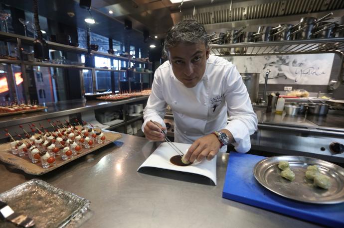 El chef Ricardo Pérez decorando uno de sus platos en el restaurante Yandiola