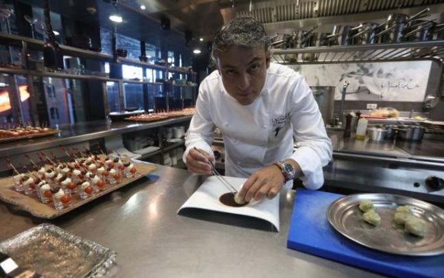 El chef Ricardo Pérez decorando uno de sus platos en el restaurante Yandiola El chef Ricardo Pérez decorando uno de sus platos en el restaurante Yandiola