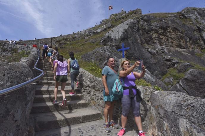 Dos caminantes se hacen una selfie en Gaztelugatxe