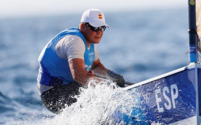Joan Cardona compite durante la clase finn masculina de vela en los Juegos Olímpicos 2020.