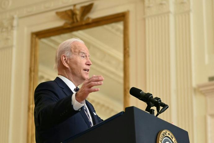 Joe Biden comparece ante los medios.