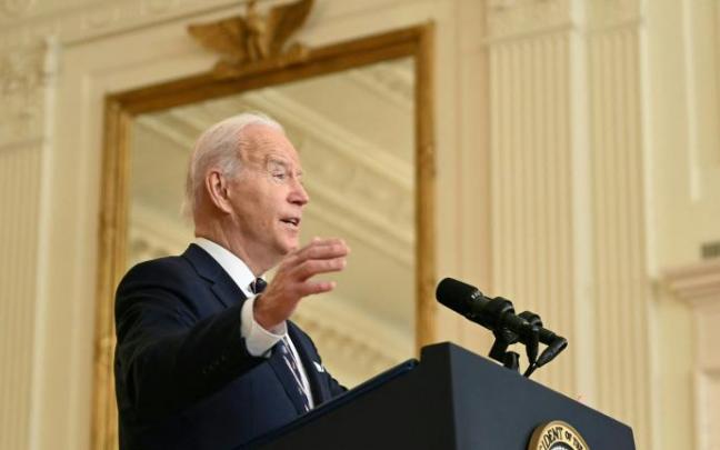 Joe Biden comparece ante los medios.