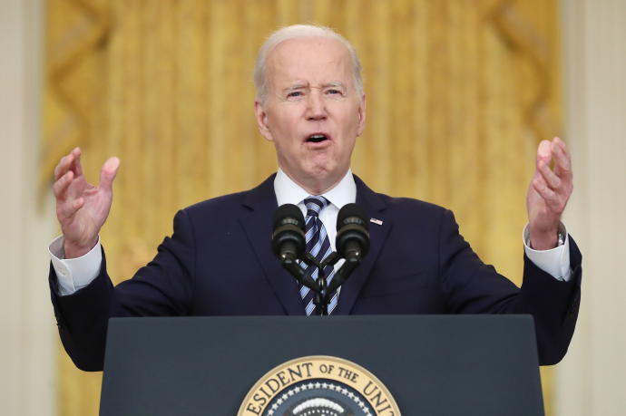 Joe Biden comparece ante los medios.