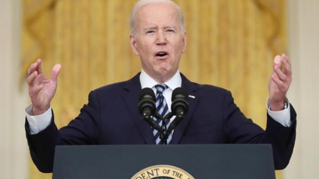 Joe Biden comparece ante los medios.
