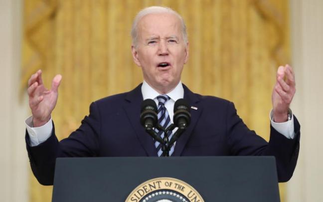 Joe Biden comparece ante los medios.