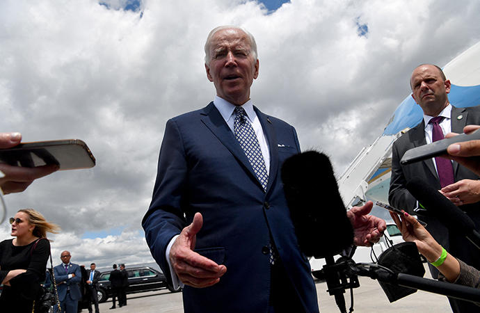 Joe Biden comparece ante los medios a su llegada a Búfalo.