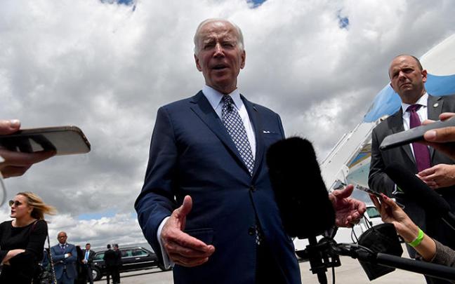 Joe Biden comparece ante los medios a su llegada a Búfalo.